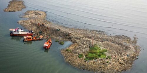 Pulau sampah di laut jakarta (dok Antara Foto)