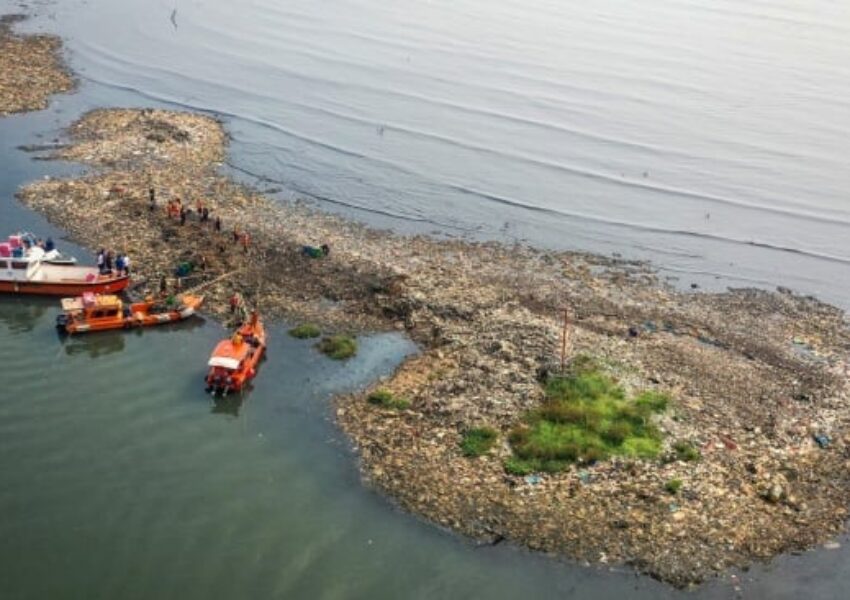 Pulau sampah di laut jakarta (dok Antara Foto)