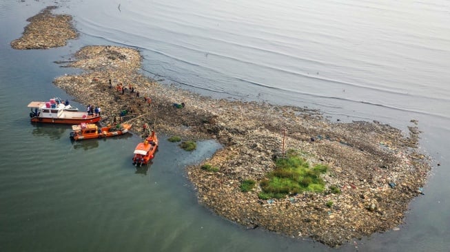 Pulau sampah di laut jakarta (dok Antara Foto)