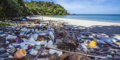 Sampah di pesisir laut