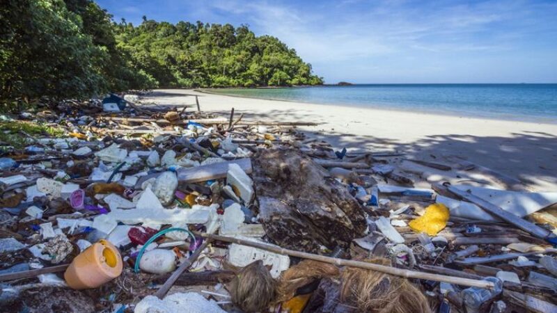 Sampah di pesisir laut