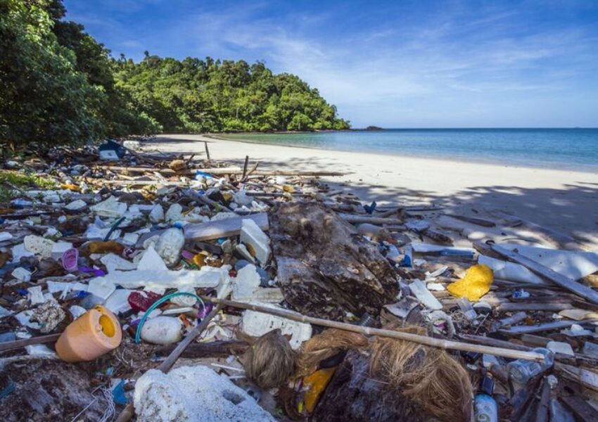Sampah di pesisir laut