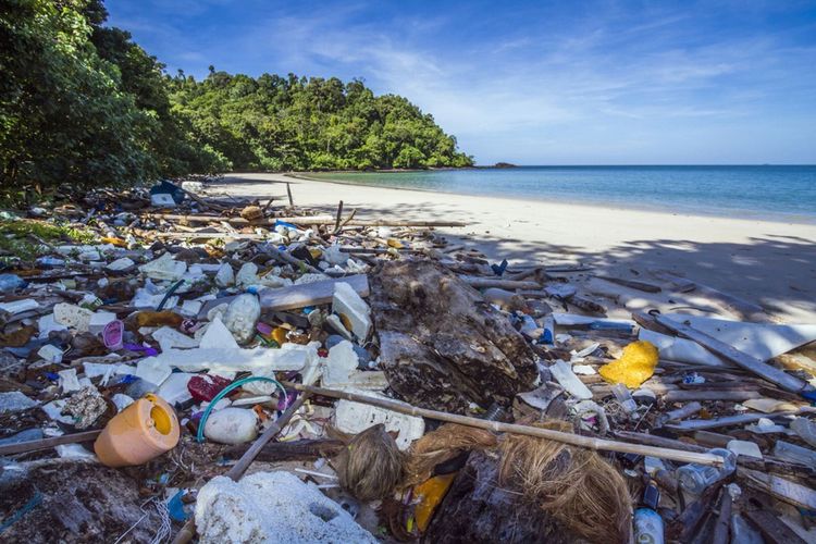 Sampah di pesisir laut