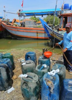 Nelayan mengisi solar untuk kapalnya (Semartara)