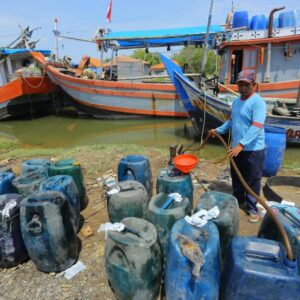 Nelayan mengisi solar untuk kapalnya (Semartara)