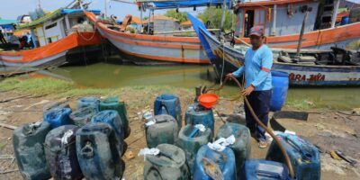 Nelayan mengisi solar untuk kapalnya (Semartara)
