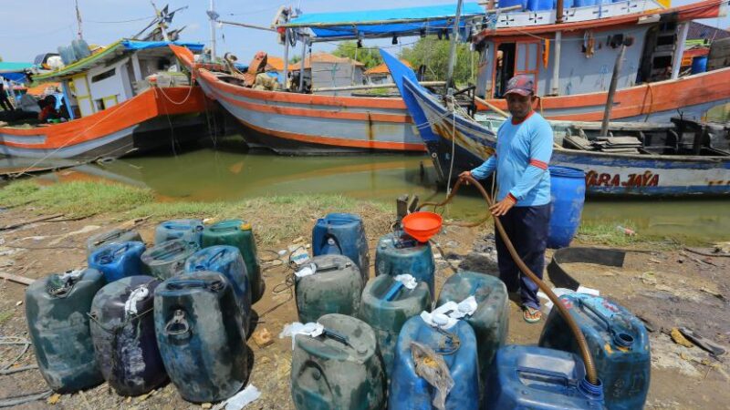 Nelayan mengisi solar untuk kapalnya (Semartara)