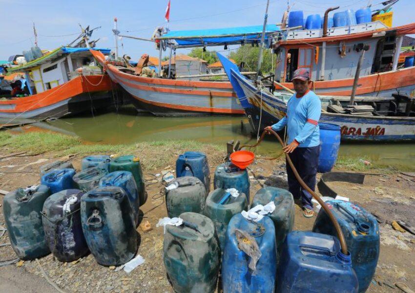 Nelayan mengisi solar untuk kapalnya (Semartara)