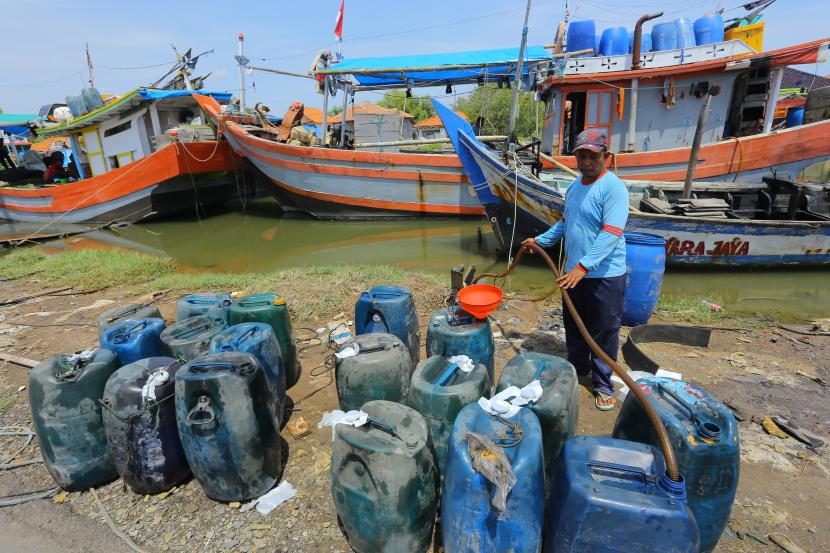Nelayan mengisi solar untuk kapalnya (Semartara)