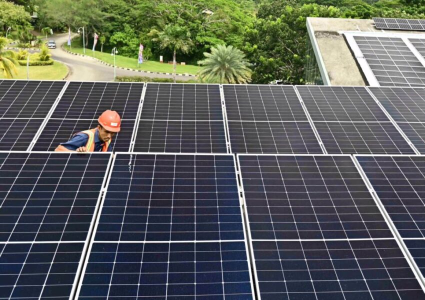 PLTS Atap di Hotel Swiss-belResort Pecatu, Badung, Bali (dok. ANTARA FOTO:Fikri Yusuf:Ppj)