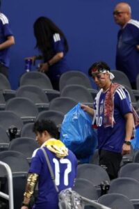Suporter Jepang membersihkan stadion
