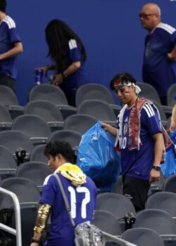 Suporter Jepang membersihkan stadion