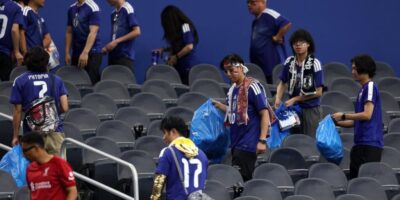 Suporter Jepang membersihkan stadion
