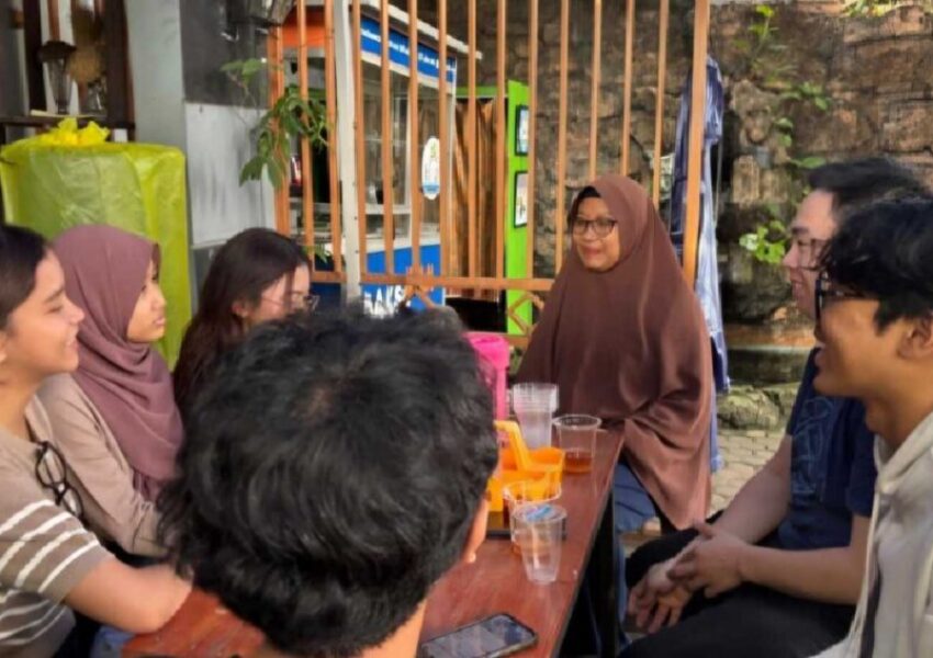 Tim Authentic ITS mendampingi Lakon Iwak