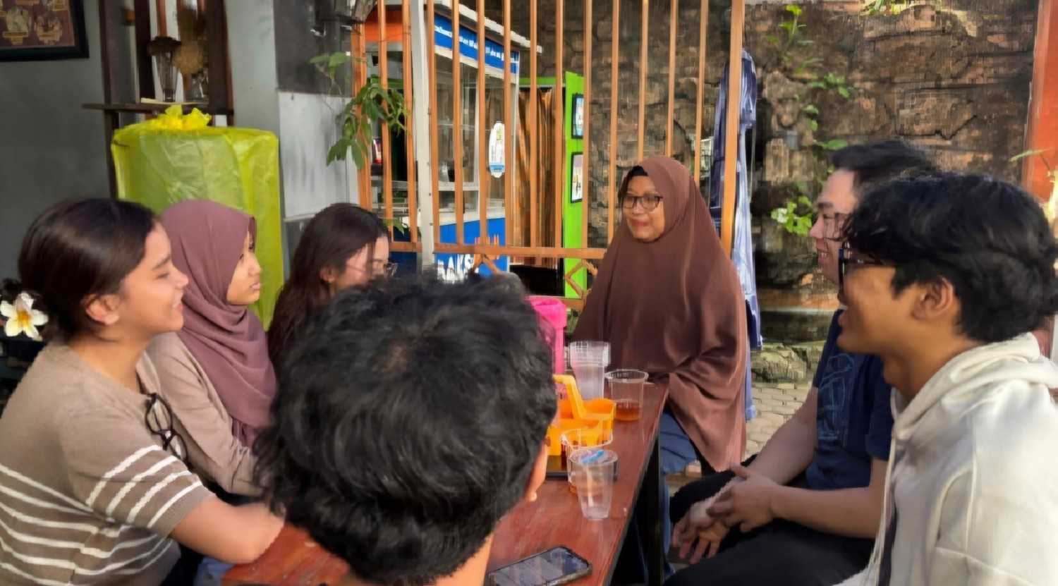 Tim Authentic ITS mendampingi Lakon Iwak