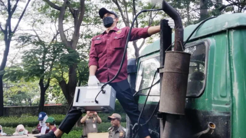 Uji Emisi Truk (dok Pemkot Jakarta Utara)