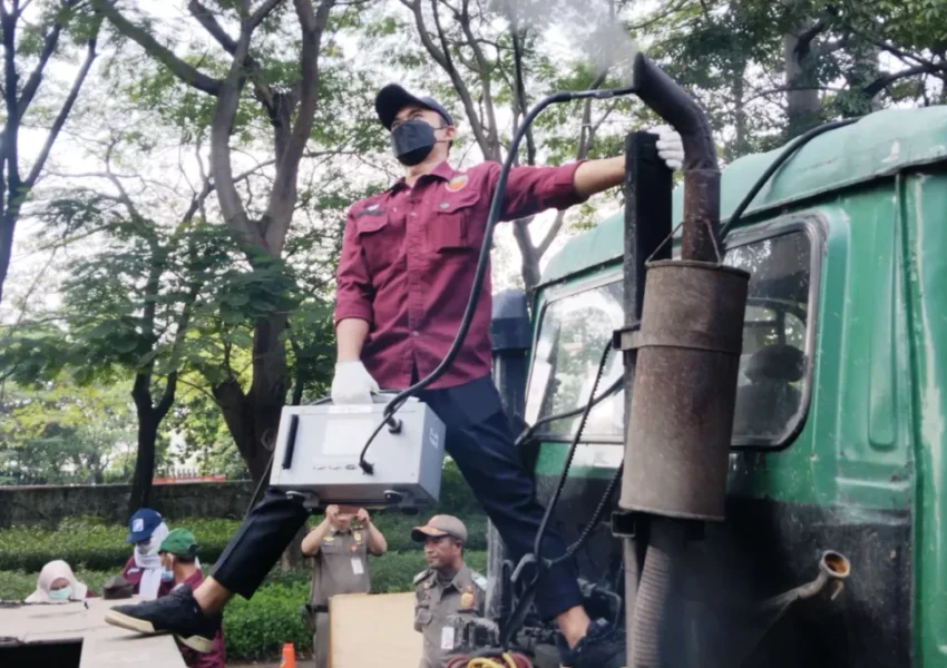 Uji Emisi Truk (dok Pemkot Jakarta Utara)