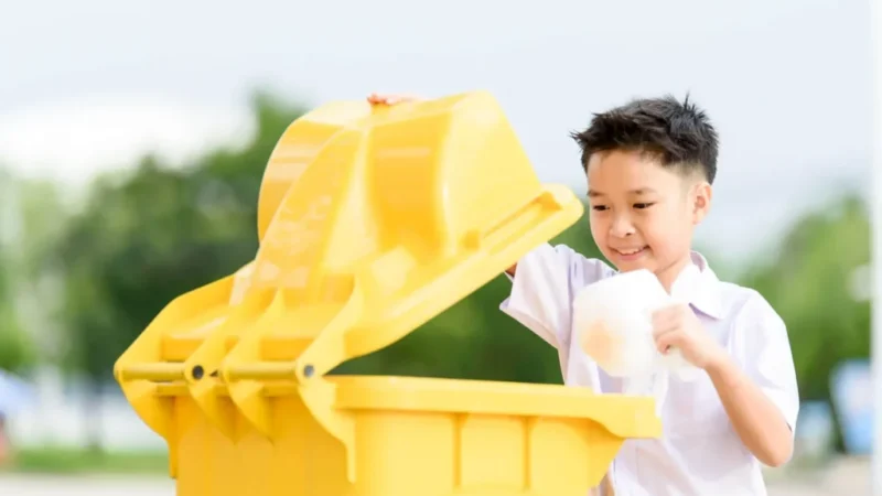 Ilustrasi Anak Membuang Sampah