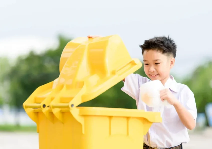 Ilustrasi Anak Membuang Sampah