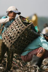 Ilustrasi Pemulung. (dok. Dimas Ardian:Getty Images)