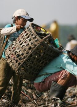 Ilustrasi Pemulung. (dok. Dimas Ardian:Getty Images)