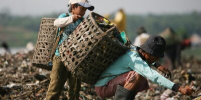 Ilustrasi Pemulung. (dok. Dimas Ardian:Getty Images)
