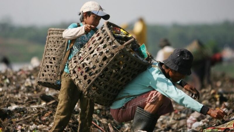 Ilustrasi Pemulung. (dok. Dimas Ardian:Getty Images)