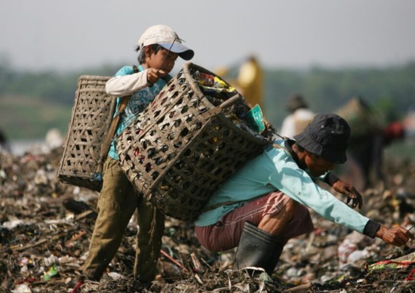 Ilustrasi Pemulung. (dok. Dimas Ardian:Getty Images)