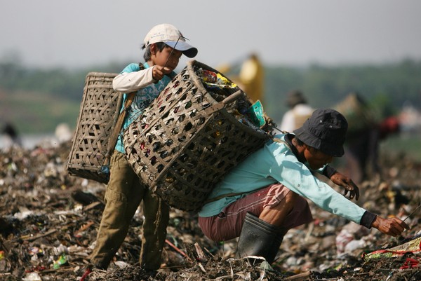 Ilustrasi Pemulung. (dok. Dimas Ardian:Getty Images)