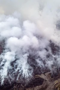 gunungan sampah yang terbakar di Tempat Pemprosesan Akhir (TPA) Jatibarang, Semarang, Jawa Tengah, Kamis (1:10). Dok ANTARA FOTO:Aprillio Akbar