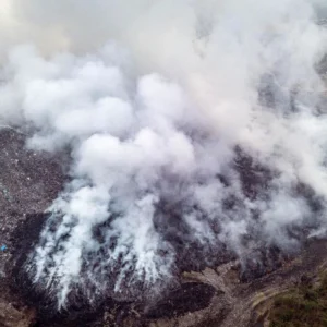 gunungan sampah yang terbakar di Tempat Pemprosesan Akhir (TPA) Jatibarang, Semarang, Jawa Tengah, Kamis (1:10). Dok ANTARA FOTO:Aprillio Akbar