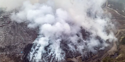 gunungan sampah yang terbakar di Tempat Pemprosesan Akhir (TPA) Jatibarang, Semarang, Jawa Tengah, Kamis (1:10). Dok ANTARA FOTO:Aprillio Akbar