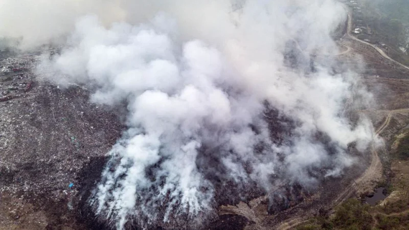 gunungan sampah yang terbakar di Tempat Pemprosesan Akhir (TPA) Jatibarang, Semarang, Jawa Tengah, Kamis (1:10). Dok ANTARA FOTO:Aprillio Akbar