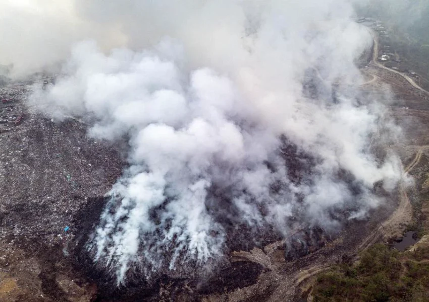 gunungan sampah yang terbakar di Tempat Pemprosesan Akhir (TPA) Jatibarang, Semarang, Jawa Tengah, Kamis (1:10). Dok ANTARA FOTO:Aprillio Akbar