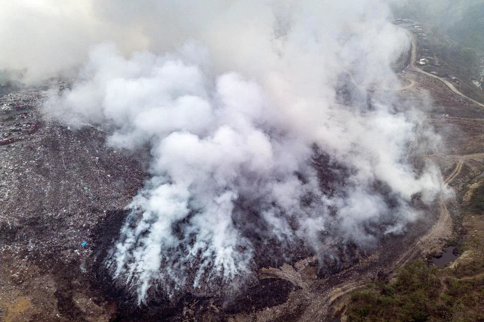 gunungan sampah yang terbakar di Tempat Pemprosesan Akhir (TPA) Jatibarang, Semarang, Jawa Tengah, Kamis (1:10). Dok ANTARA FOTO:Aprillio Akbar